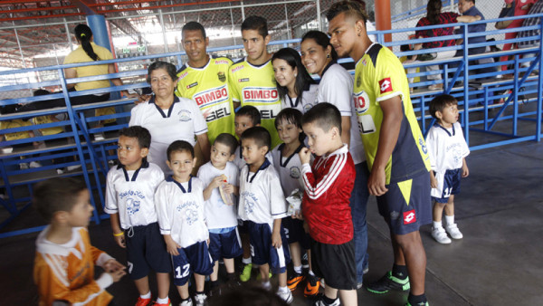 Trece días después, Carlo Costly vuelve a hacer fútbol