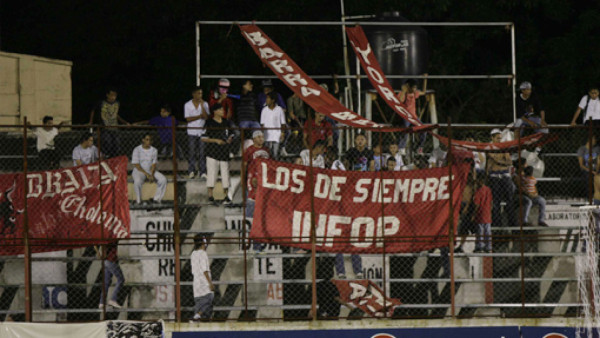 Insólito: Choloma y Savio se presentaron, pero no jugaron