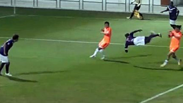 Insólito: El mejor gol del año en su propia portería
