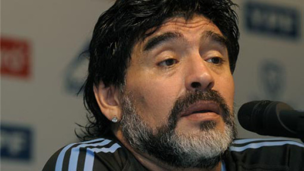 Maradona ataca a Pelé y a la FIFA
