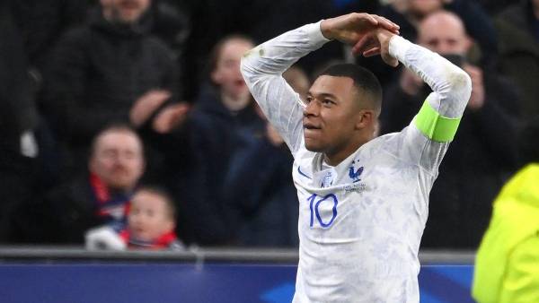 Kylian Mbappé jugó su primer partido como capitán de la Selección de Francia.