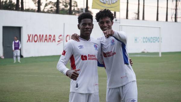 Dereck Moncada celebrando el gol con Bryan Sáenz, ambos goleadores de las reservas del Olimpia. FOTOS: Mauricio Ayala.