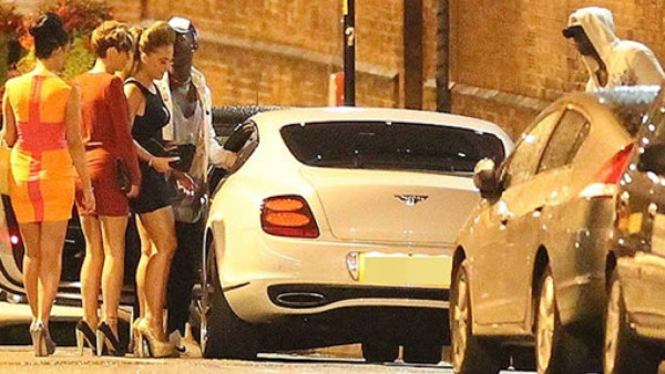 Mario Balotelli visto con tres mujeres saliendo de un bar