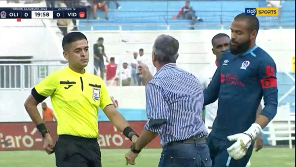 Así encaró el entrenador del Olimpia al central en su enfado traas ser expulsado.