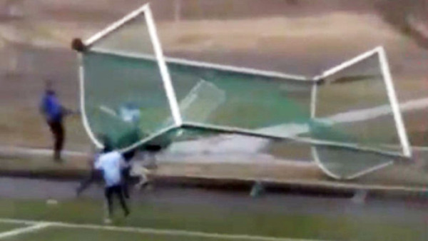 VIDEO: Viento hace volar portería durante partido en Noruega