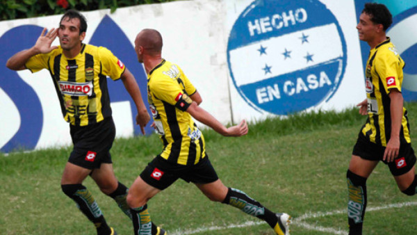 Real España gana y complica al Motagua