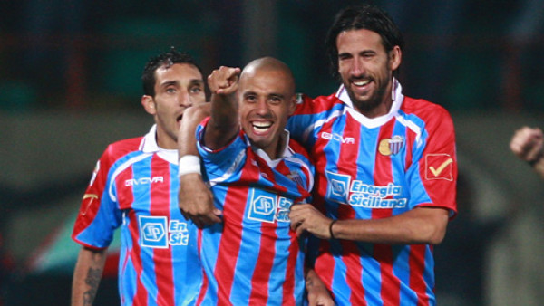 Catania venció al Inter, David Suazo lo vio desde la casa