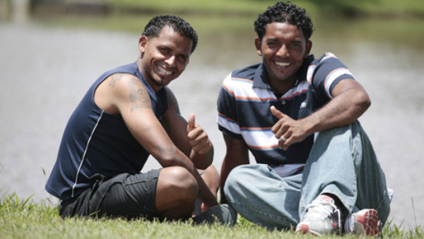 Bani y Will, unidos por la misma camisa