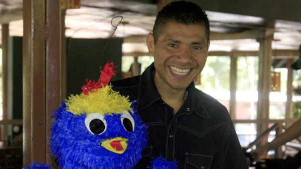 Amigos acompañan a la familia Cabrera