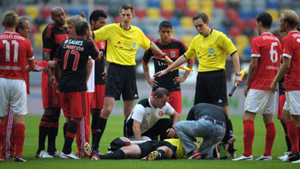 Árbitro quedó tendido por golpe y suspenden el partido