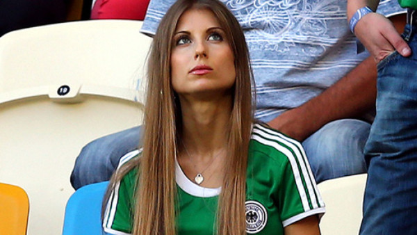 Las novias y esposas de los alemanes que engalanan la Euro