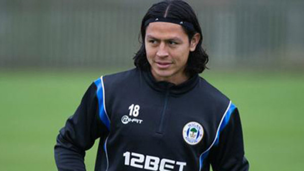La energía y calidad de Roger Espinoza impresionó al DT del Wigan