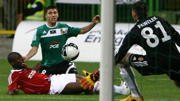 Chávez debutó con empate