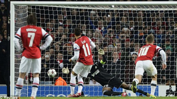 Arsenal gana pero tendrá que asegurar clasificación en última jornada