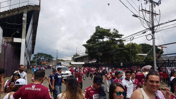 FOTOS: Así evacuaron los miles de aficionados del Saprissa tras la amenaza de bomba