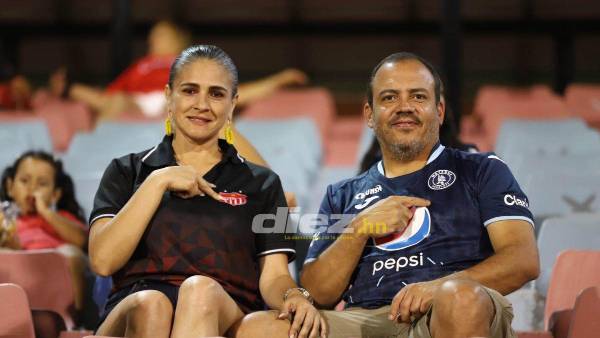 Una pareja Vida-Motagua disfrutaron del partido en las graderías del Estadio Ceibeño. Foto: Esaú Ocampo.