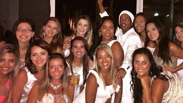 Mujeres, fiestas y problemas con la fiscalía: Ronaldinho y sus escándalos más sonados