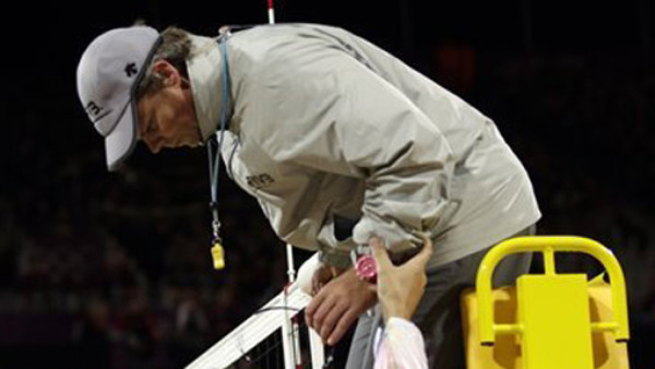 Se desmaya árbitro en partido de voleibol Olímpico