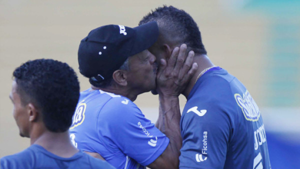 Los besitos de 'Mani' Suazo a Víctor Bernárdez