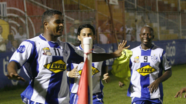 Victoria gana y se coloca segundo
