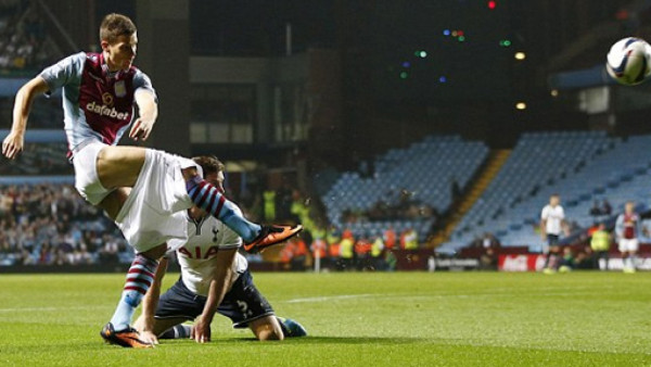 VIDEO: Se queda sin pantalones dentro del área y no pitan penal