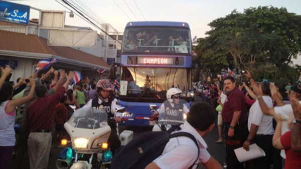 Costarricense Nery Brenes, recibido como héroe