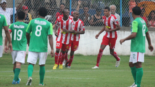 Marathón empató con Vida gracias a Mitchel Brown