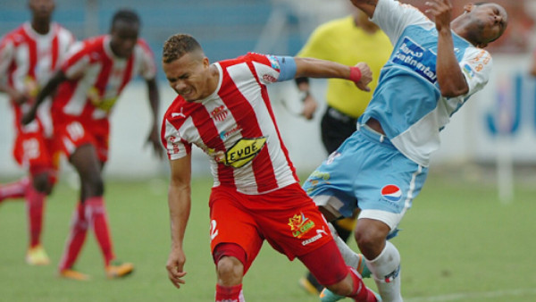El beso de Arnold Peralta a lo Samuel Caballero