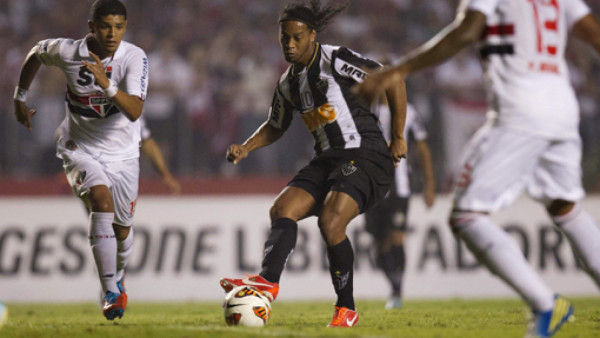 Jugada de lujo de Ronaldinho que casi termina en gol