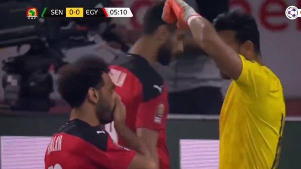 ¡Momento épico en la final de la Copa Africana! Salah ‘aconseja’ a su portero dónde Mané lanzaría su penal y el senegalés lo falla