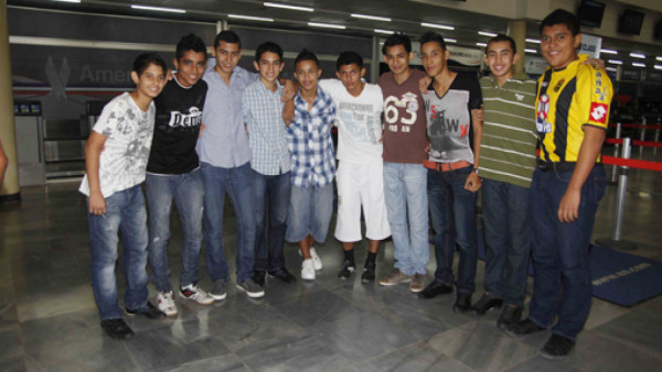 Joven hondureño viaja a escuela de fútbol en Barcelona