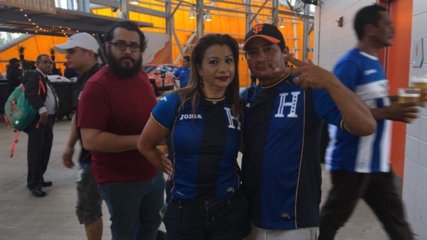 Esposa de Emilio Izaguirre deslumbra en juego de Honduras ante Curazao por la Copa Oro 2019