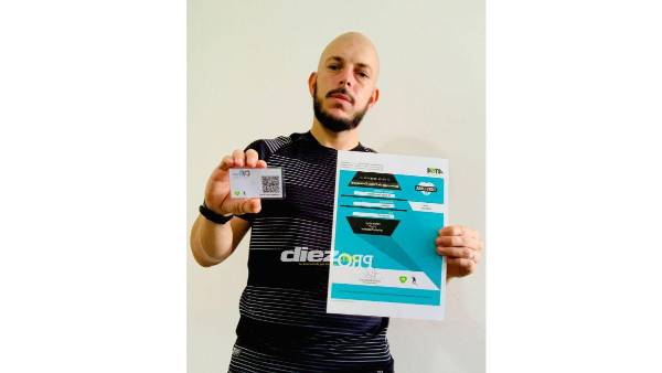 Mauro Nicolás De Giobbi con su licencia PRO de CONMEBOL. Foto: Mauro De Giobbi