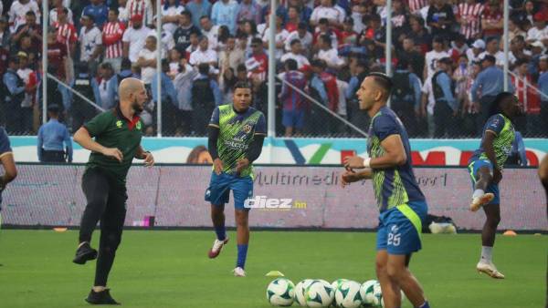 El argentino siempre se mantenía activos con sus jugadores. Foto: Mauro De Giobbi