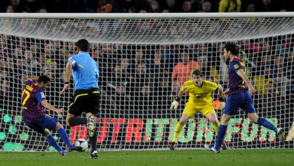 Barcelona sufre, pero despacha al Real Madrid