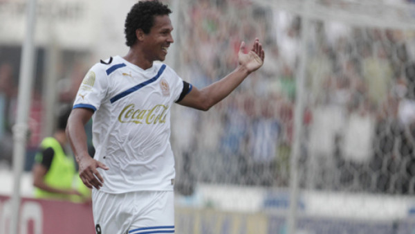 Douglas Caetano, el matador de clásicos