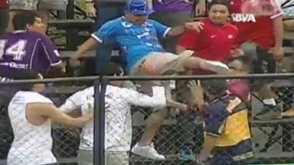 VIDEO: Brutal patada entre aficionados de Costa Rica