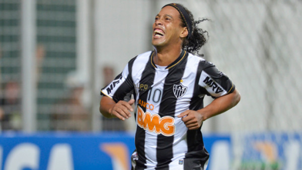 Ronaldinho hace un golazo en la Libertadores
