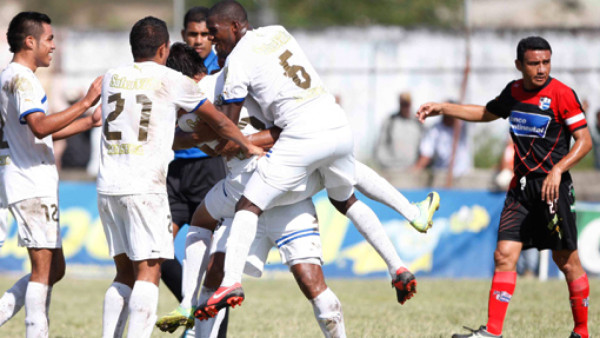 Olimpia le gana con polémica al Savio