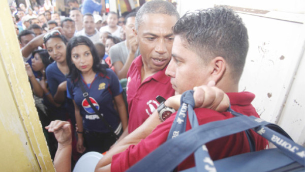 A Reinaldo Clavasquín lo dejaron hasta sin billetera en La Ceiba