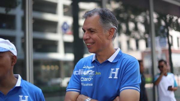 El secretario de la Fenafuth, José Ernesto Mejía, habló con Diez en las afueras del hotel. Foto: Mauricio Ayala.