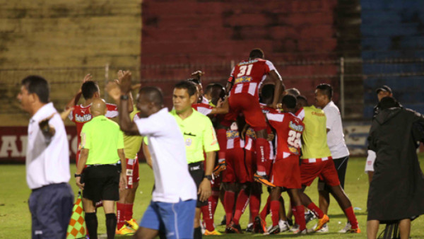 Vida gana a Savio y sigue escalando