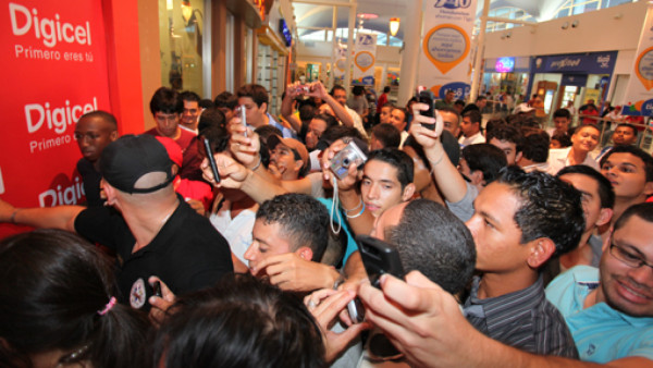 Larissa Riquelme vuelve locos a los sampedranos