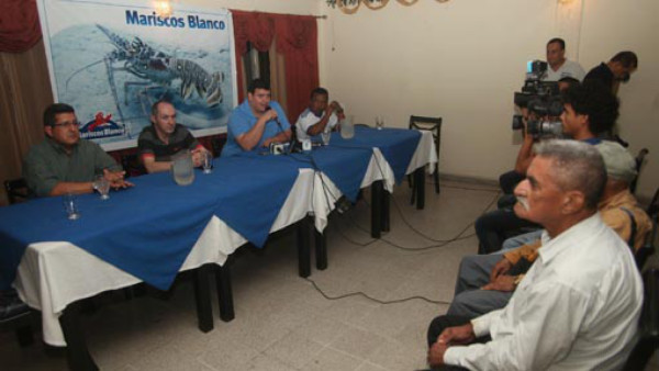 Técnico del Victoria le responde enojado a aficionado