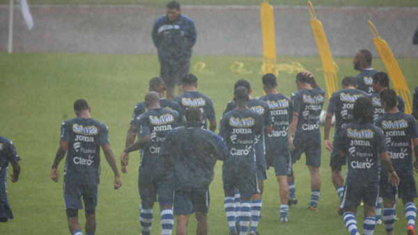 Ni la lluvia frena la práctica de Honduras