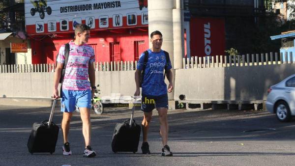 Jonathan Rougier y Roberto Moreira llegando al lugar de encuentro para salir a Comayagua.