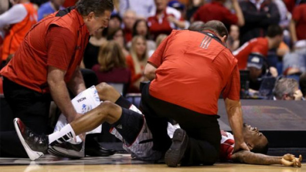 VIDEO: Escalofriante fractura en una final de baloncesto universitario