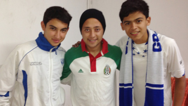 Juvenil hondureño recibe premio como goleador en España