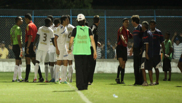 ¿Quién fue el culpable: Donis Escober o el árbitro?