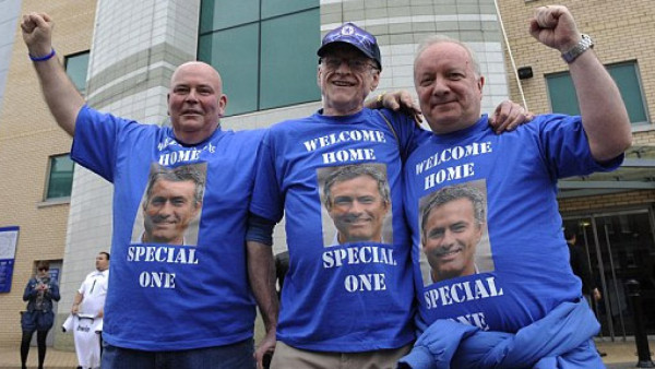 Afición del Chelsea le da la bienvenida a Mourinho